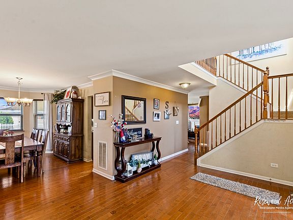 4th image of 621 Farm View Ave