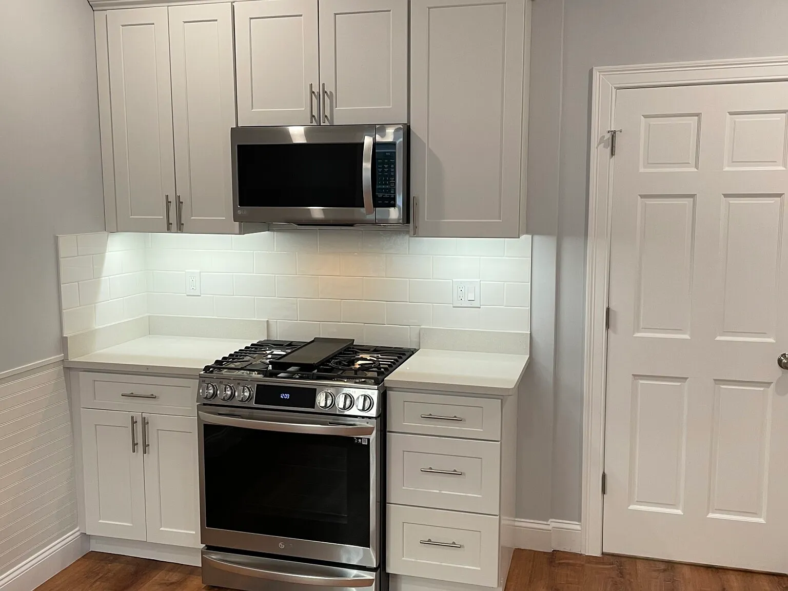 3 bed, 2.0 bath, 2354 sqft, $7,000 — Photo 3