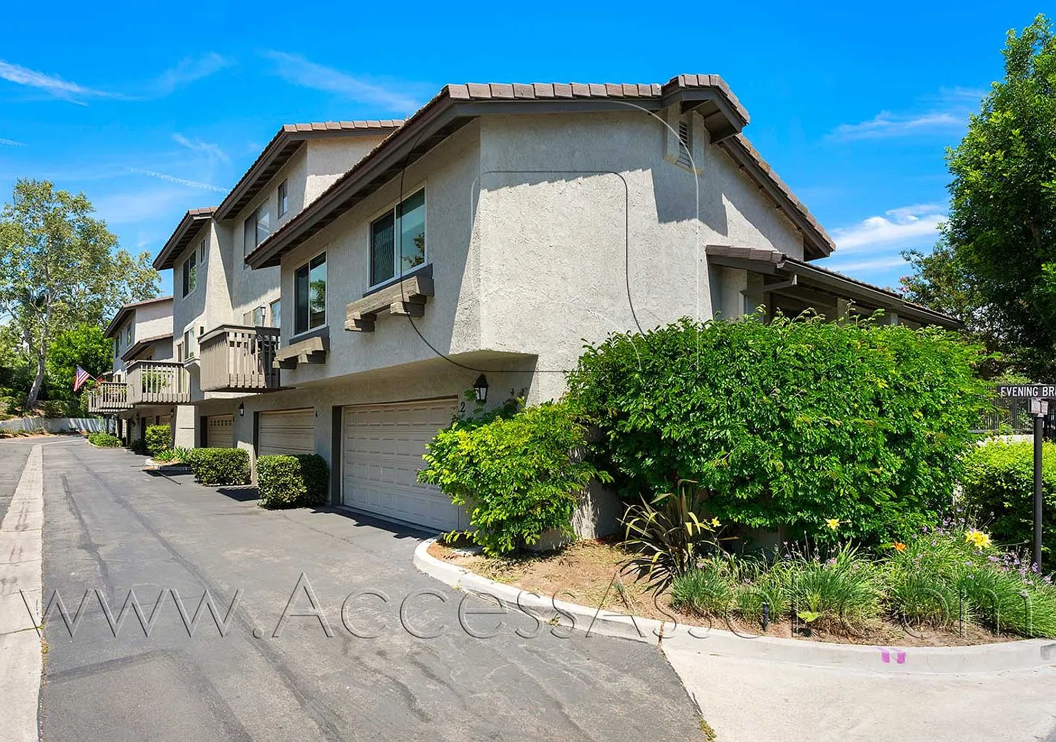 Beautiful Home in Highly Coveted Turtle Rock — Photo 4