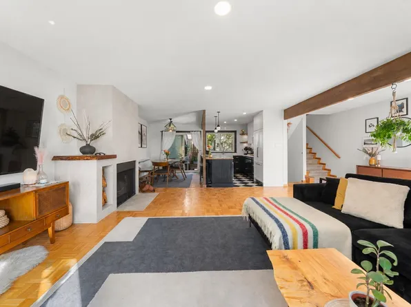 1952 Chesterfield Ave, North Vancouver, BC V7M 2P5