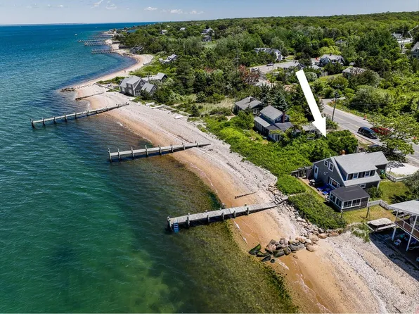 17 Beach Rd, Oak Bluffs, MA 02557