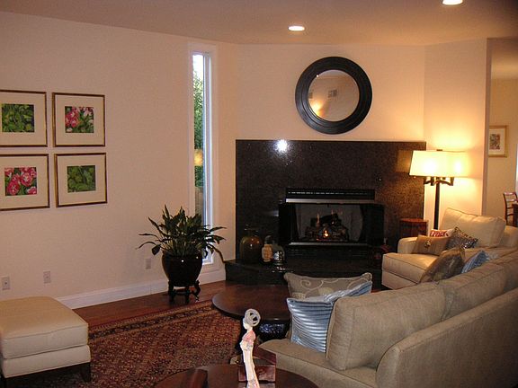 Living Room w Fireplace