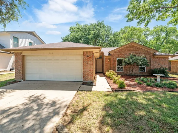 703 Creekside Dr, Euless, TX 76040