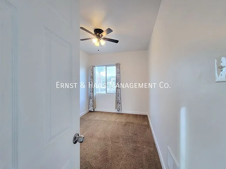 934 E Broadway — Photo 13