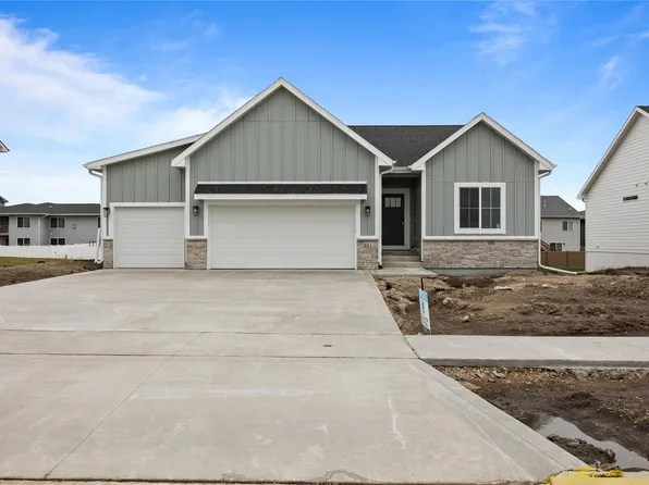 321 11th St NW, Bondurant, IA 50035