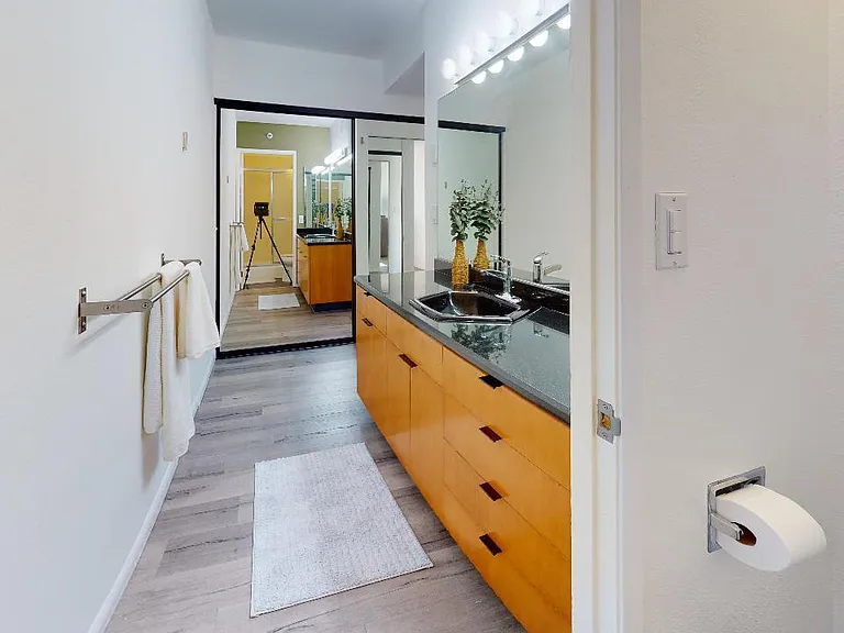 600 W 9th St #914 — Photo 36