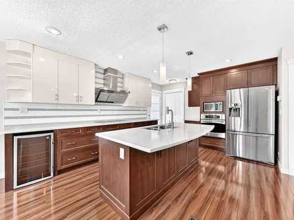 136 E Midlawn Close SE, Calgary, AB T2X 1A8