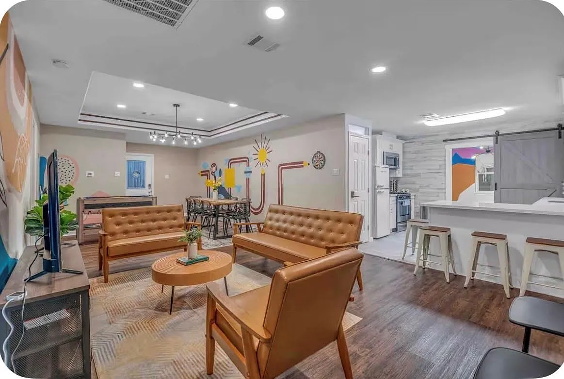 3 bed, 2.0 bath, 1588 sqft, $2,600 — Photo 3