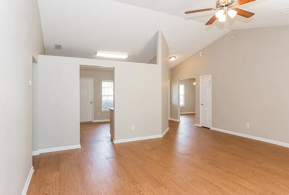 3 bed, 2.0 bath, 1423 sqft, $2,065 — Photo 3
