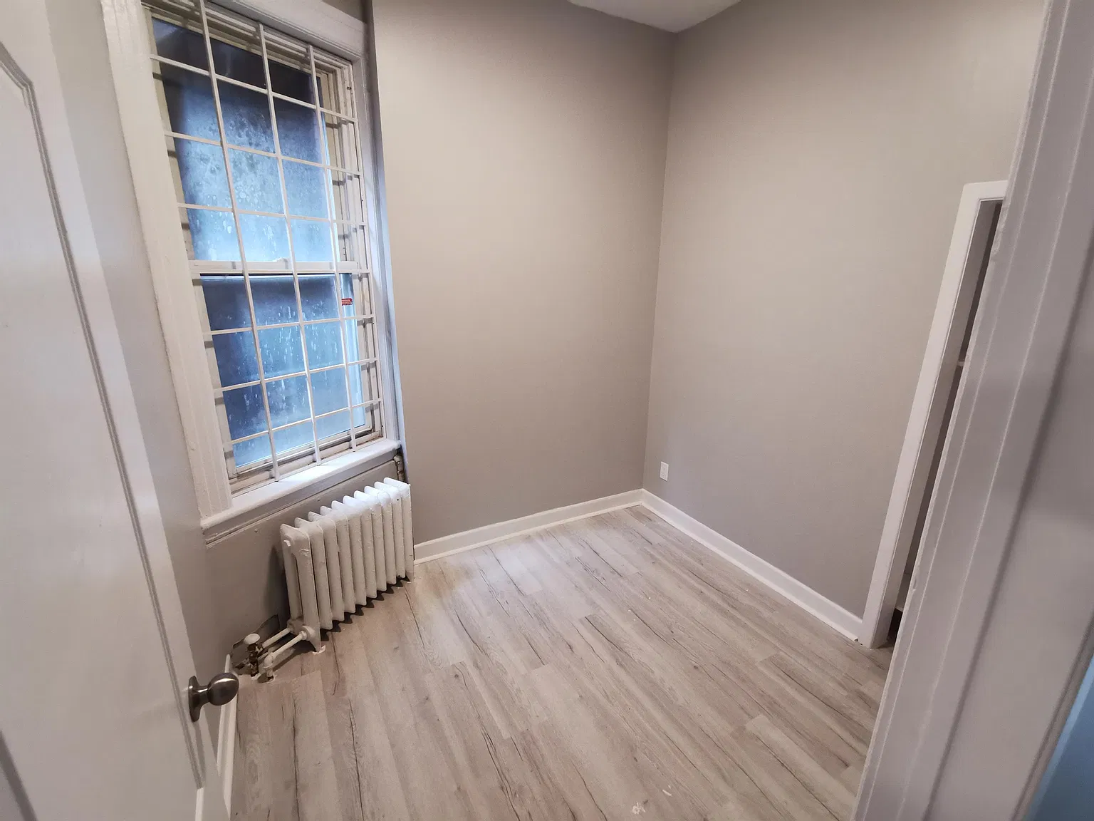 883 Somerset Street West — Photo 3