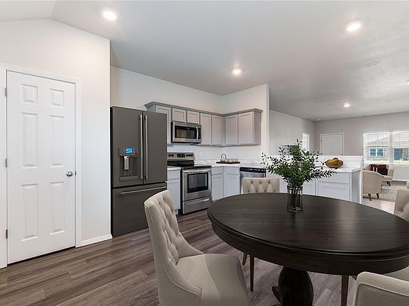5th image of 915 W Aiden Dr