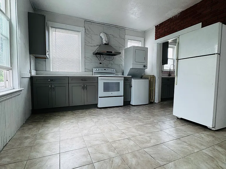 418 Essex St #2 — Photo 3