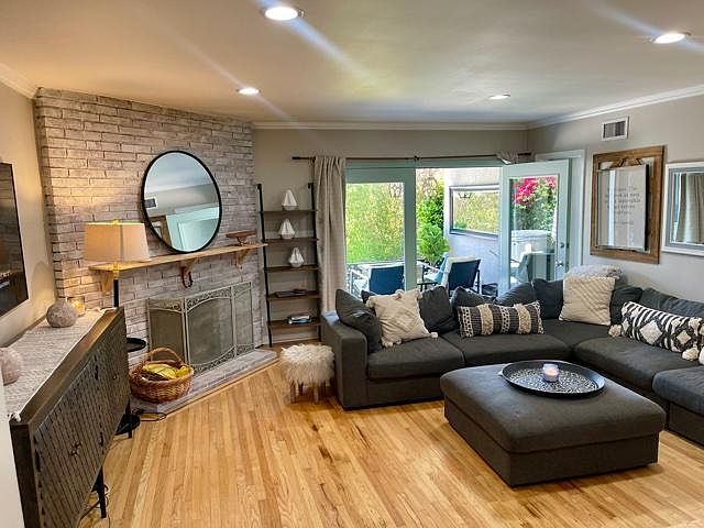 2nd image of 1021 E Acacia Ave