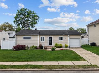 21 Peter Lane, Plainview, NY 11803