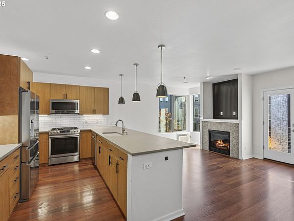 4th image of 8083 N Leavitt Ave
