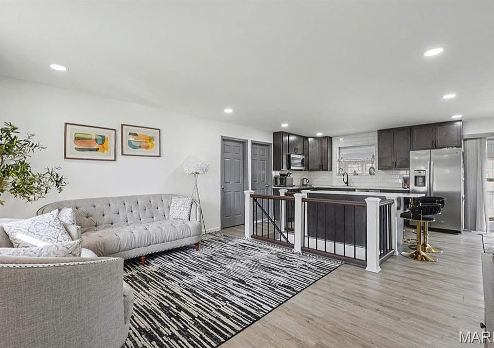 915 Shamrock Dr, Hazelwood, MO 63042 | Zillow