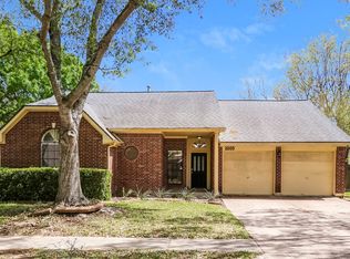 2203 Saint James Pl, Pearland, TX 77581