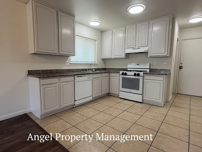 7927 Albion Way — Photo 2