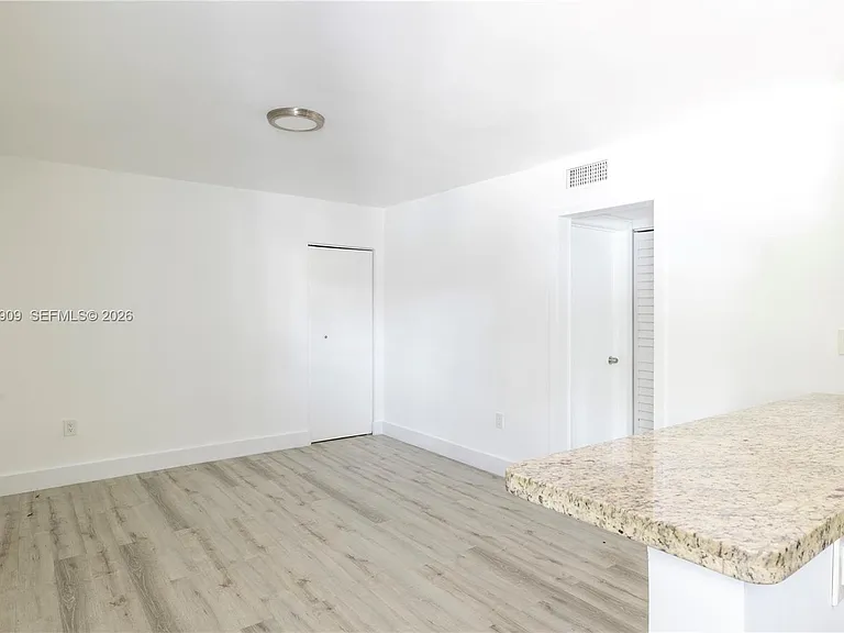 1091 SW 4th St #1 — Photo 20