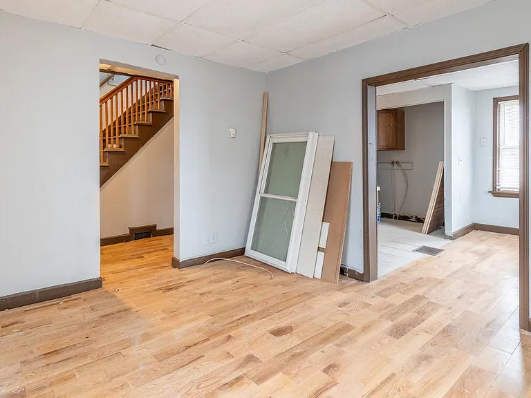 327 Saxton St — Photo 12