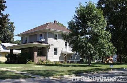 Large Corner Lot, 2 Blocks from School : 2 car garage includes a large concrete parking pad and play