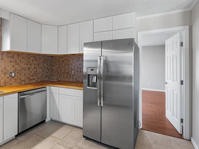 400 Hallmark Rd — Photo 18