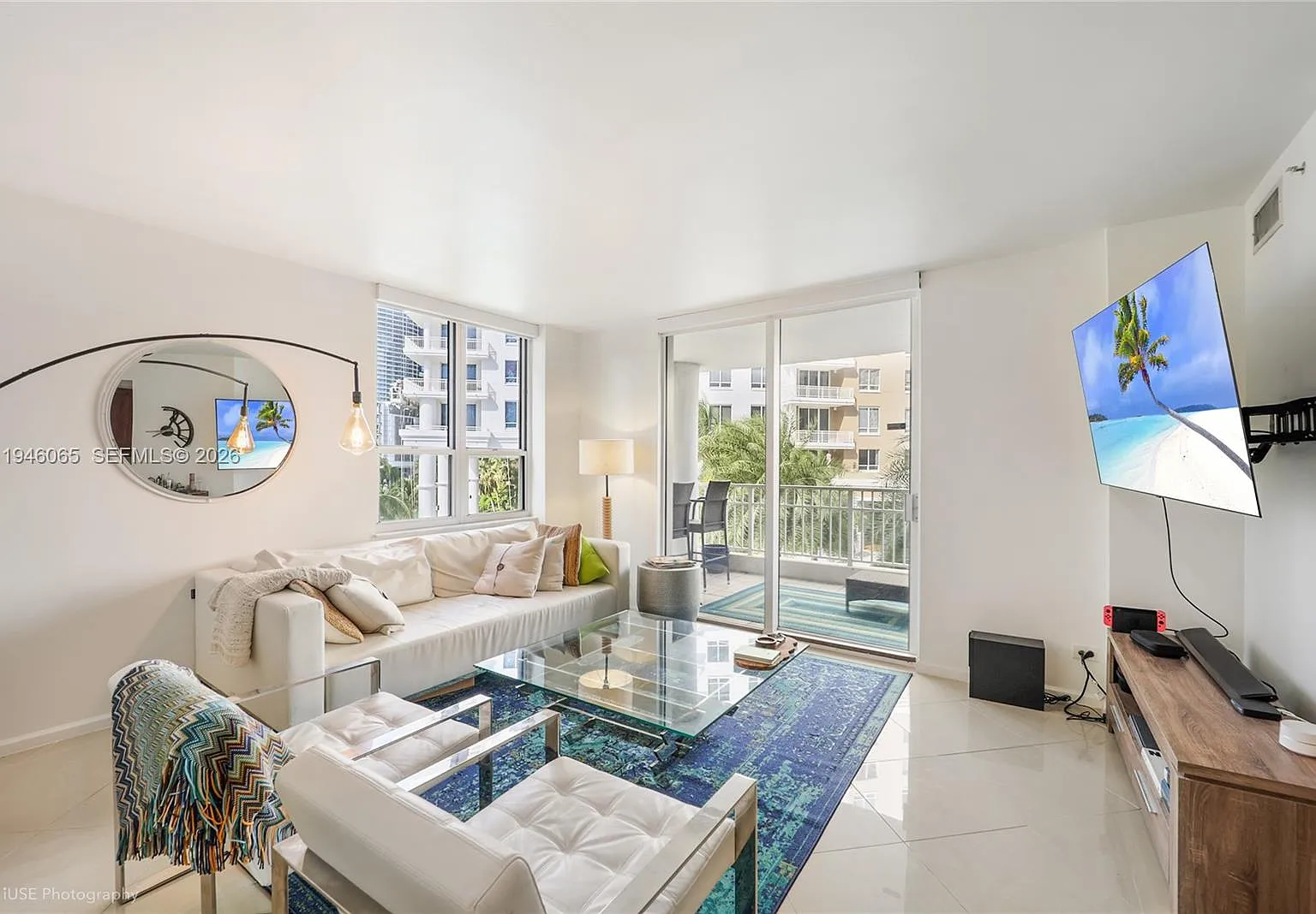 Courvoisier Courts Condo — Photo 3
