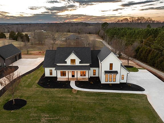 3rd image of 3364 Fairview Rd