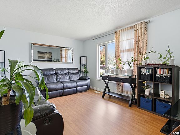 5th image of 403 Sherry Crescent
