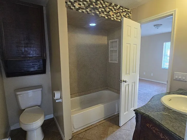 609 N Palm Dr — Photo 3