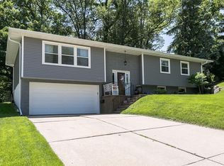 2501 Falcon Dr NE, Cedar Rapids, IA 52402