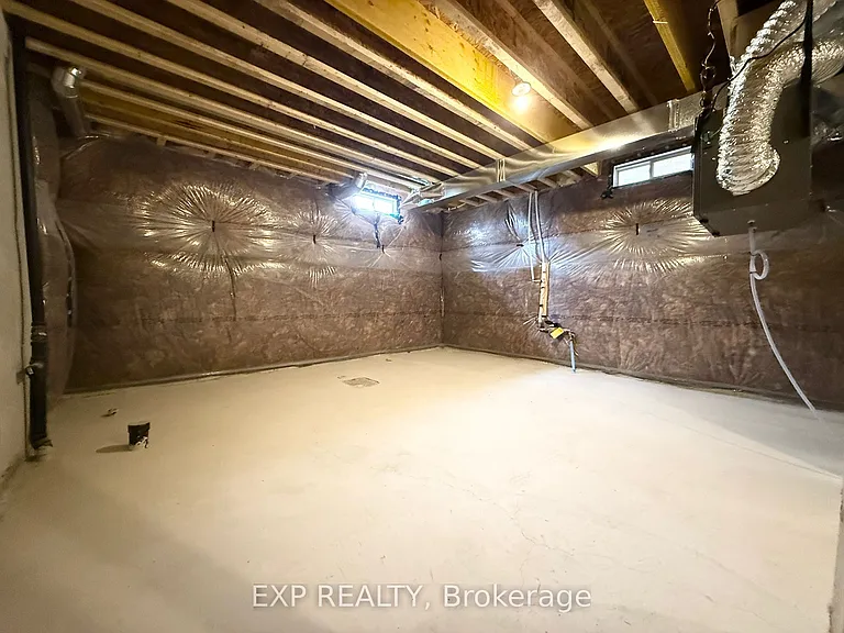 11 Franklin Ave — Photo 28
