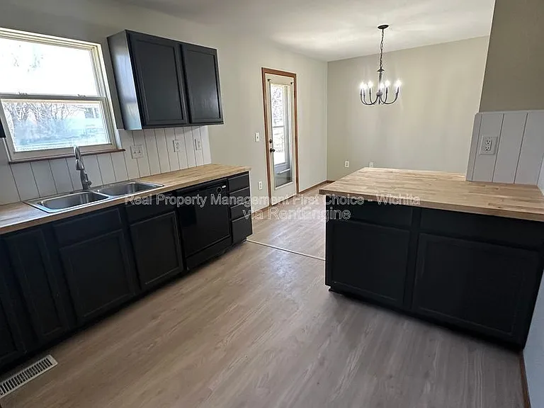 1450 N Green St — Photo 8