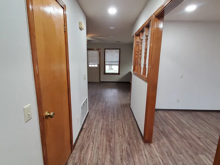 312 S Zion St — Photo 2
