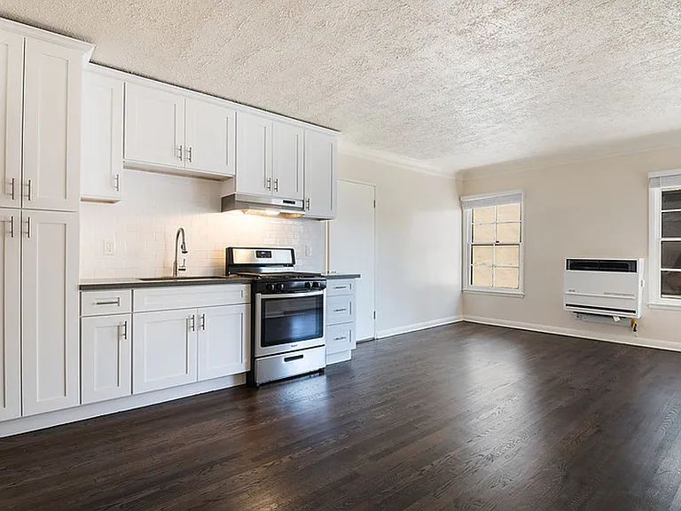Crenshaw Park Apartments — Photo 21