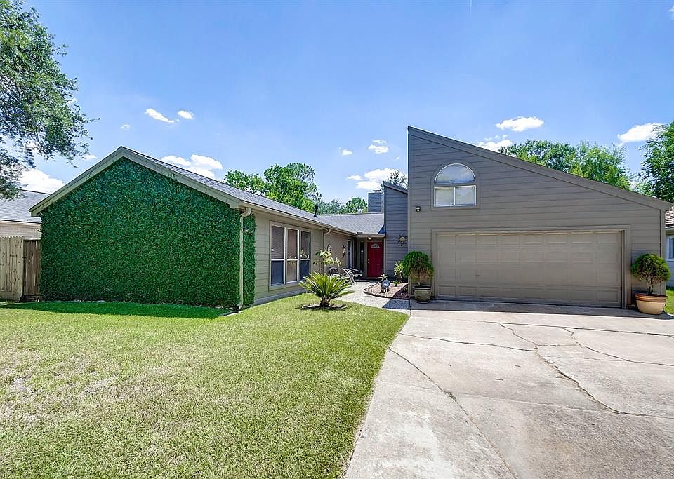 4 bedroom, 2 bathroom home located in Country Village. This home did NOT flood.