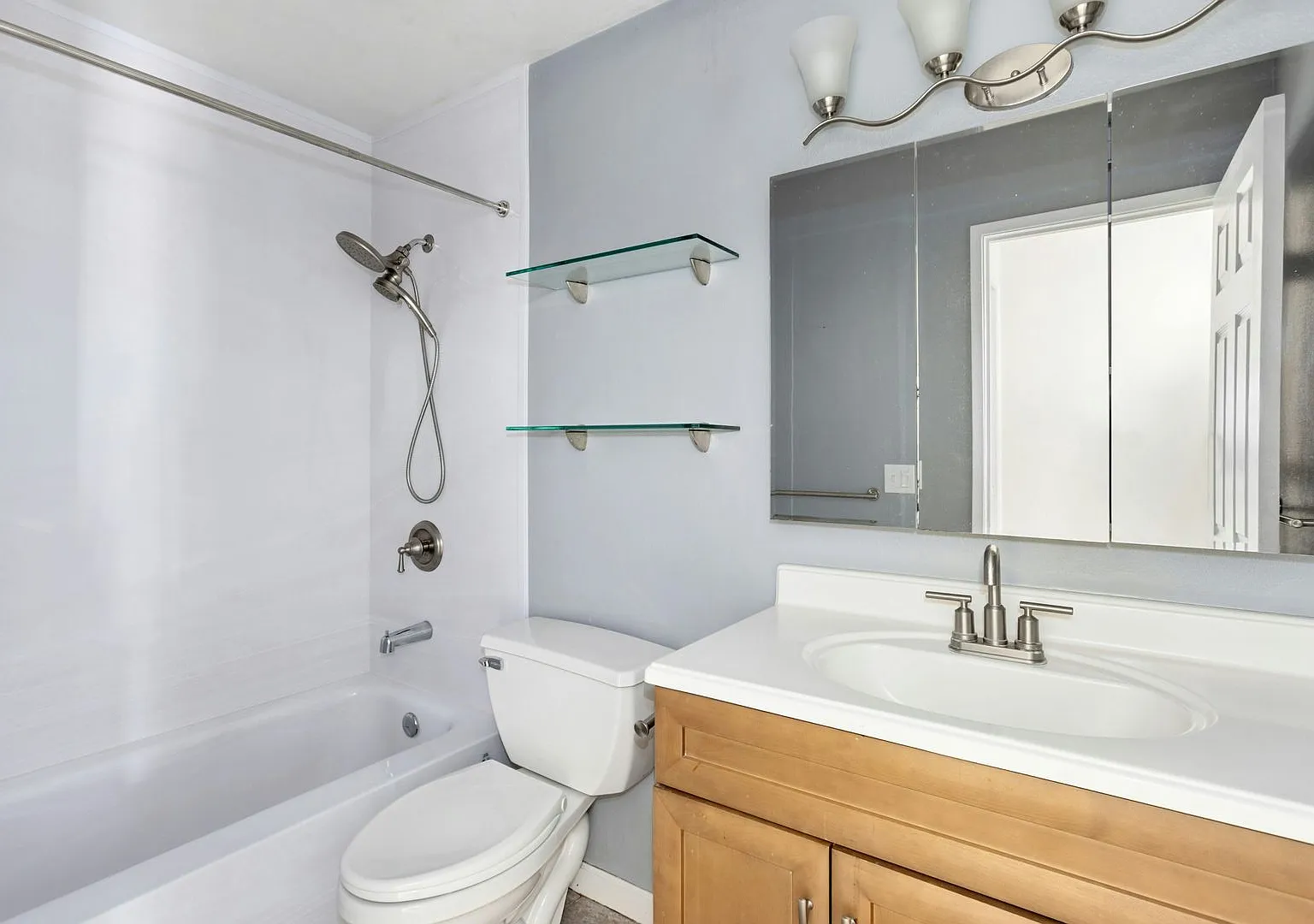 2bd/1ba Kirkland Condo — Photo 2