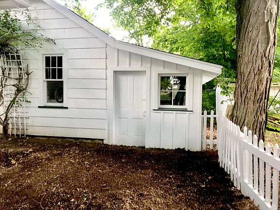 Cute garden shed!