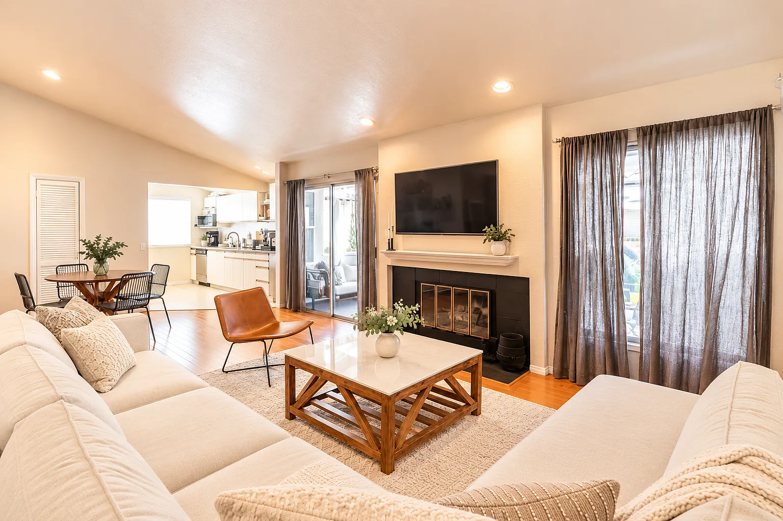 2 bed, 950 sqft, $2,995 — Photo 1