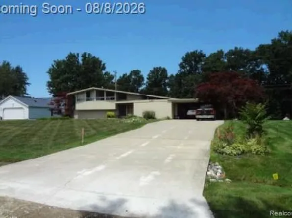 6291 Westview Dr, Grand Blanc, MI 48439