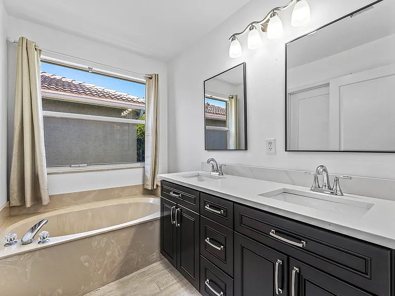 5477 Queenship Ct — Photo 28