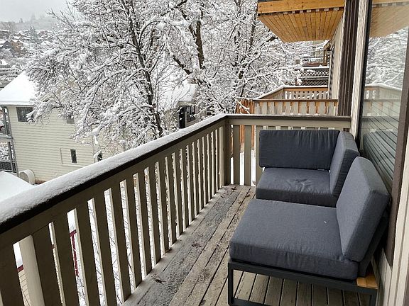 3rd image of 524 Woodside Ave #7
