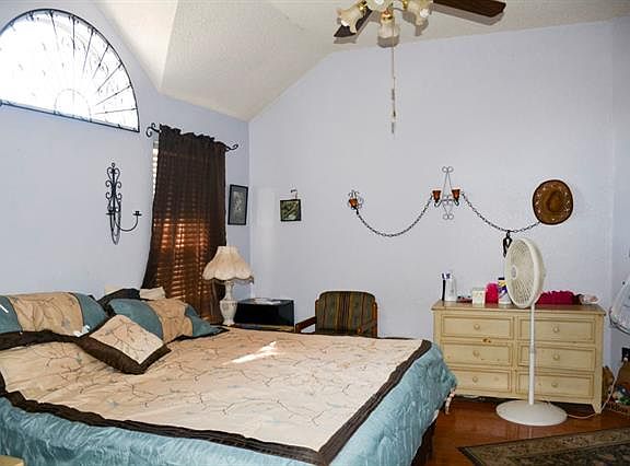 5th image of 1901 Chapman Dr