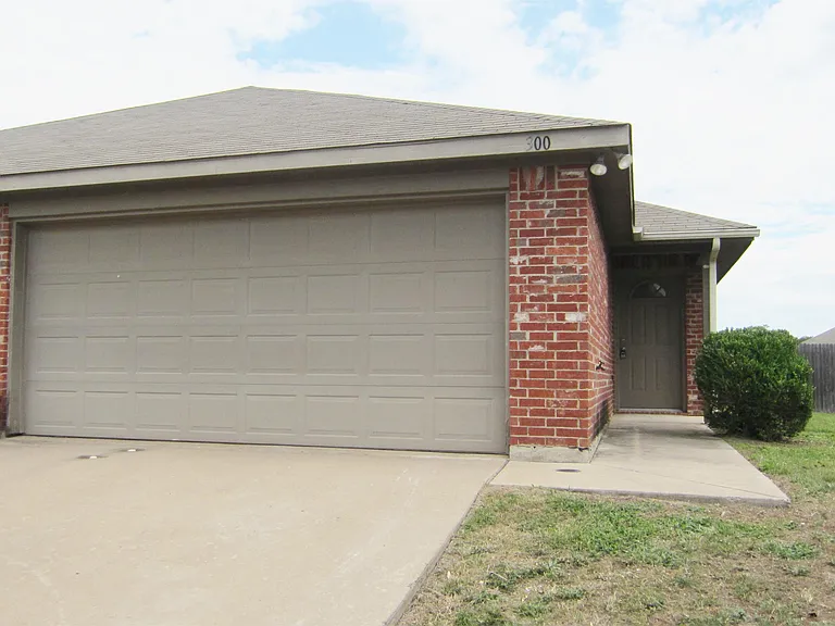 300 Robin St — Photo 1