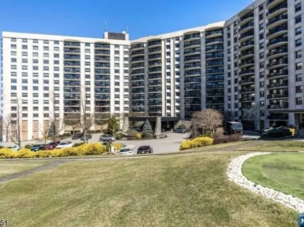 1 Claridge Dr APT 405, Verona, NJ 07044