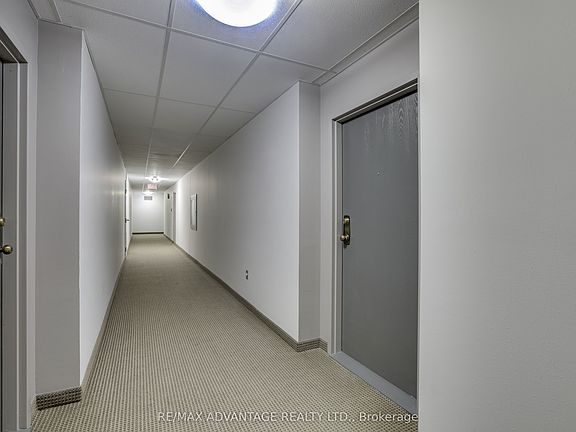 4th image of 521 Riverside Dr #105