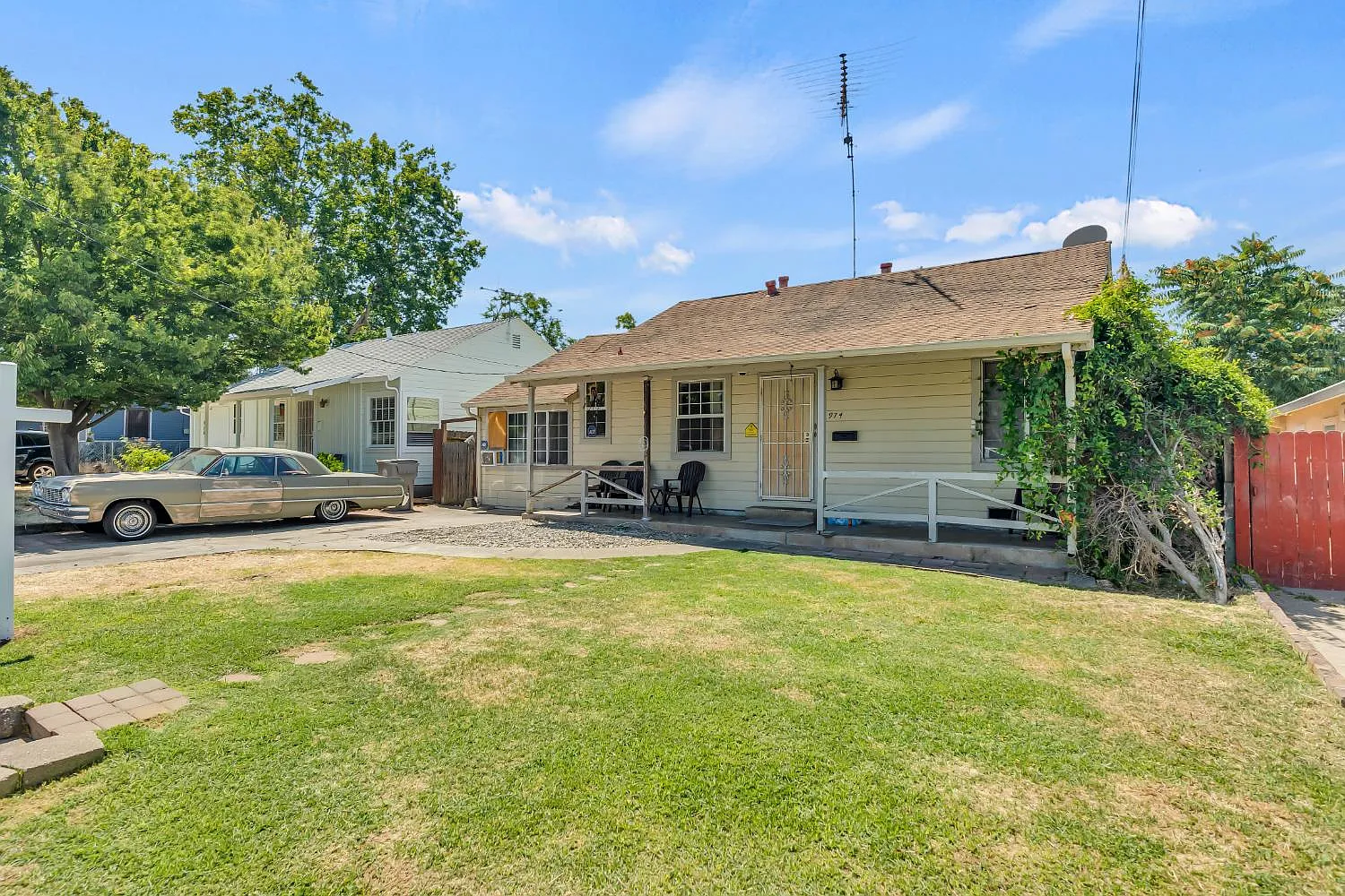 974 Acacia Ave photo 1