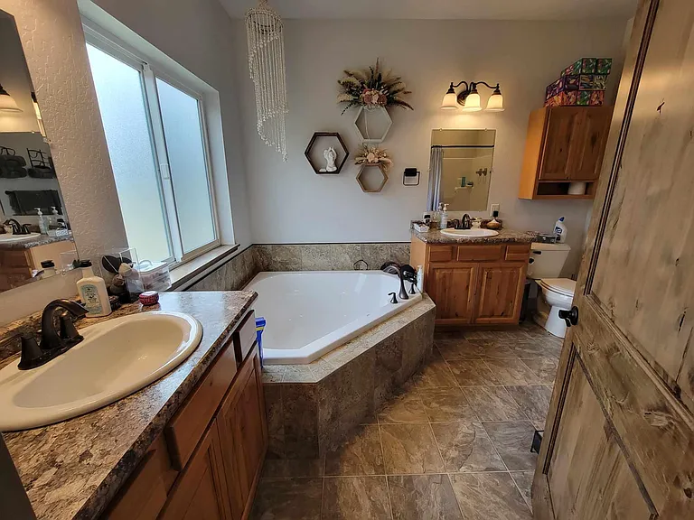 110 Bernie Rd — Photo 16