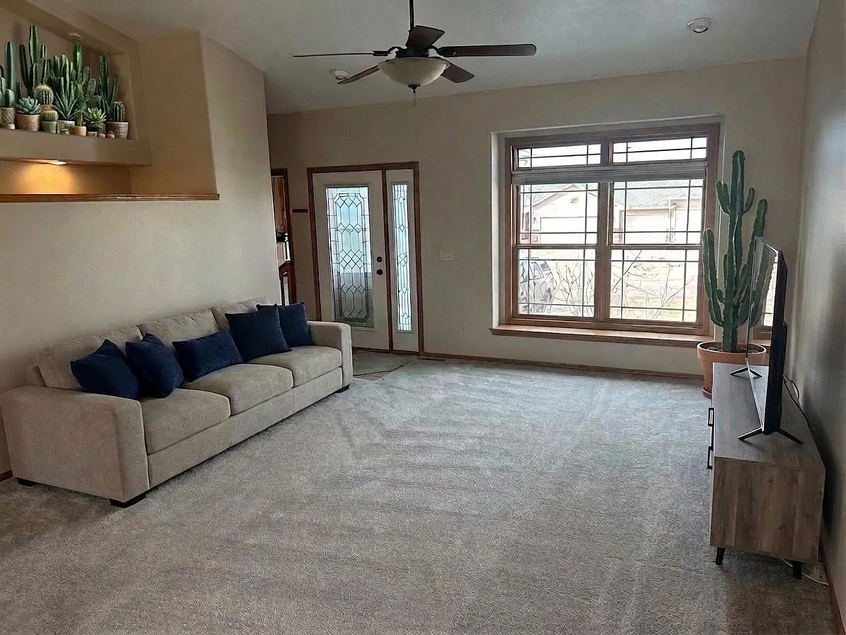 4 bed, 2316 sqft, $2,200 — Photo 2