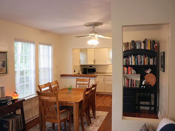 Open plan that connects living room, Dining room and kitchen. Light comes in from three sides to make it bright and cheerful.